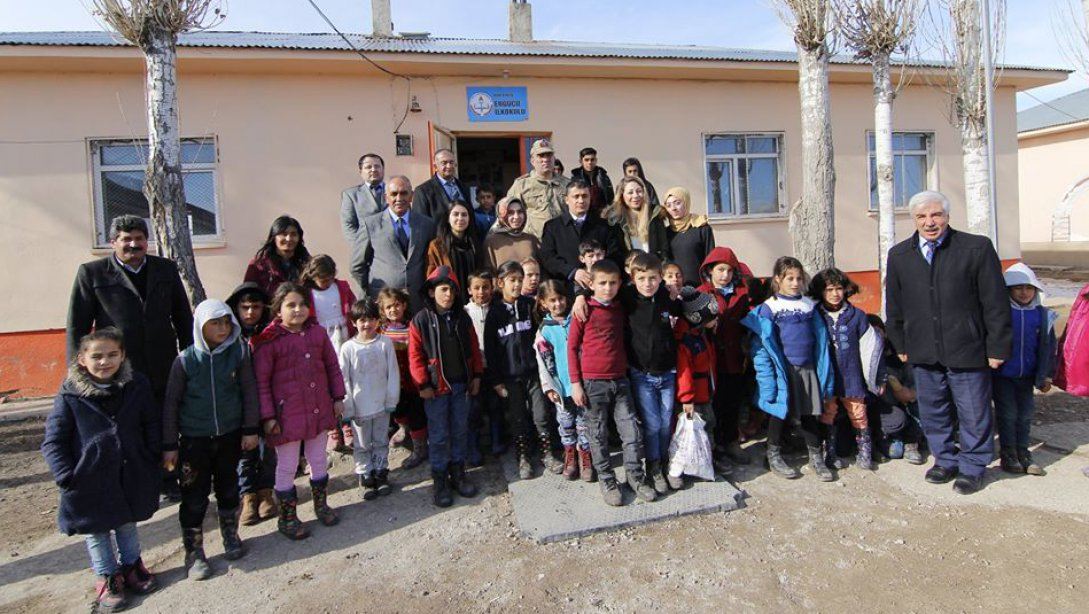 İlçemiz Kaymakamı Nuri Mehmetbeyoğlu ve eşi Gülay Mehmetbeyoğlu, Ergücü İlkokulu'nu ziyaret etti.