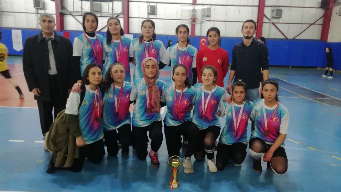 İlçemiz Okullarından Erciş Atatürk Anadolu Lisesi Van genelinde yapılan Kız Futsal Müsabakalarında Van il Üçüncüsü Olmuştur.