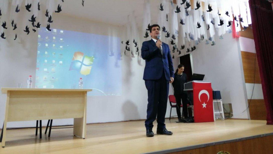İlçemizde Bağımlılık ile Mücadele Kapsamında ilk seminer Şehit Polis Halil Hamuryen İmam Hatip Lisesi'nde 450 öğrencimizle gerçekleştirildi. 