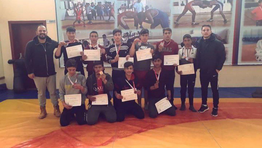 Karakoyunlu Anadolu Lisesinden Okul Sporları Güreş Kategorisinde İl Birinciliği ve Dereceler