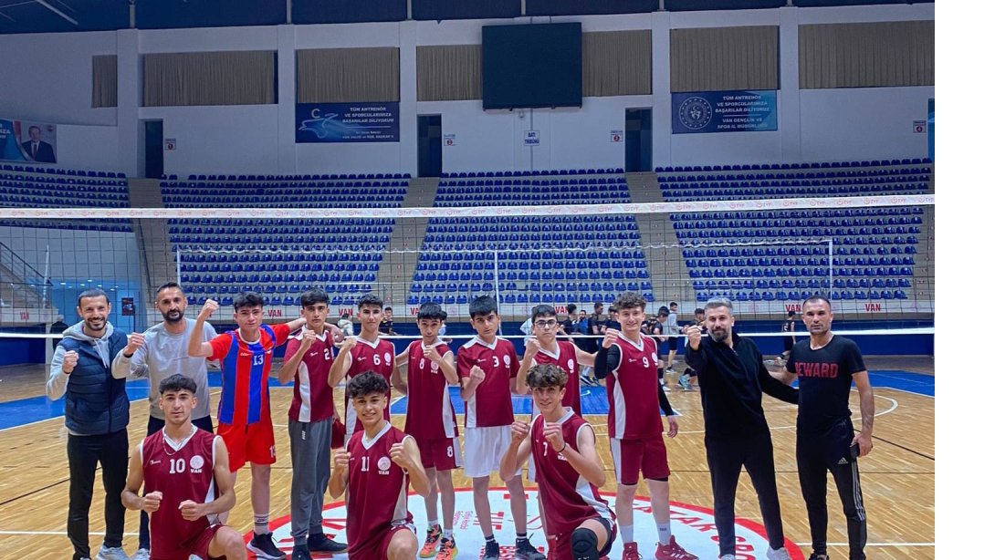 Okul Sporları Kapsamında Gençler Erkek Voleybol Takımı İlçe Şampiyonu Erciş Spor Lisesi Finalde