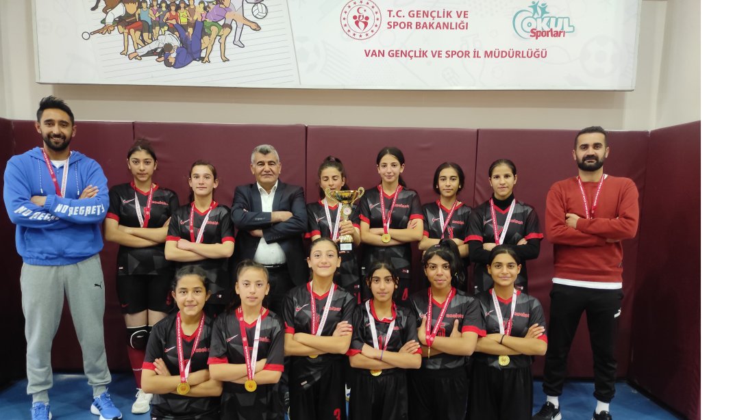 Yıldız Voleybol Aselsan Ortaokulu Kızlar Takımı İl Şampiyonu
