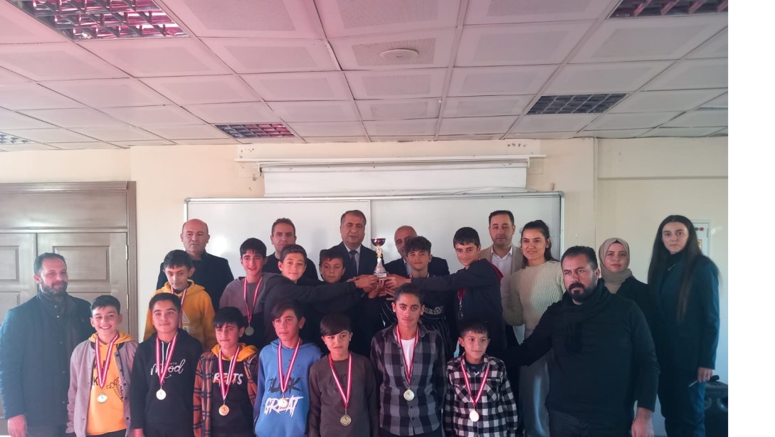 Erciş Yıldızlar Futbol  3.'sü Olan Şehit Fırat Torunoğlu Ortaokulu'nda  Ödül Töreni Yapıdı