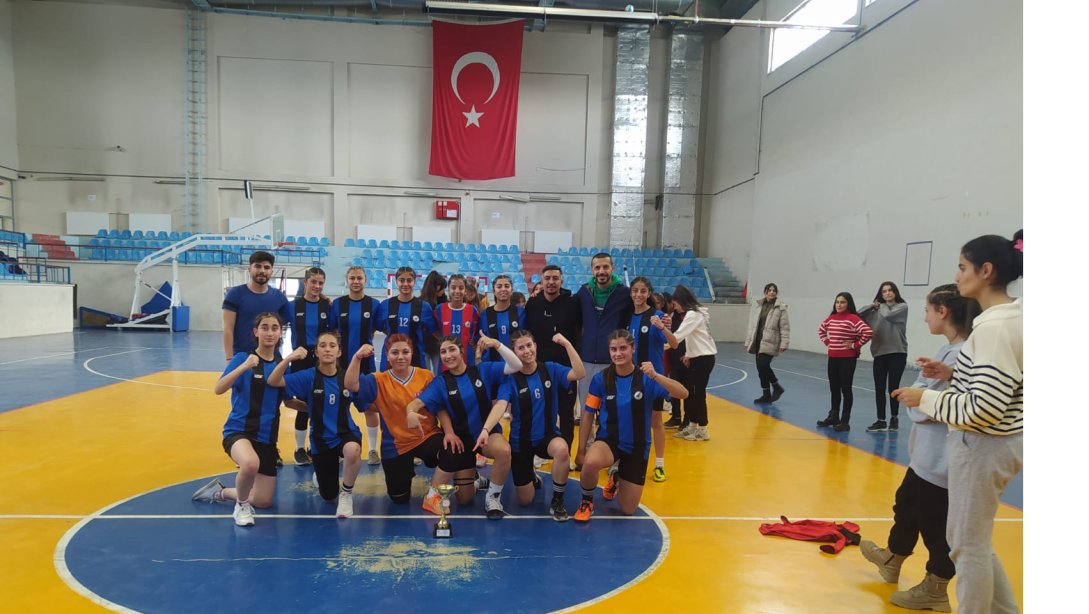 Futsal Turnuvasında Gençler Kız Kategorisinde İlçe Şampiyonu Belli Oldu