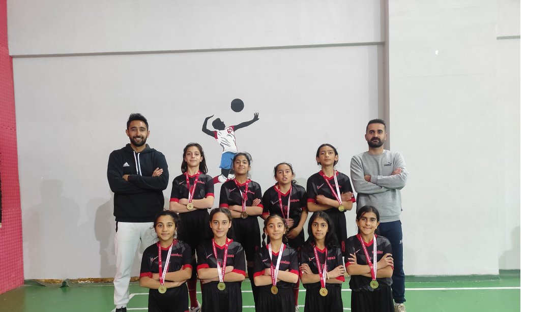 Okul Sporları Kapsamında Küçükler Kategorisi Kızlar Voleybol Van İl Şampiyonu Aselsan Ortaokulu Oldu 