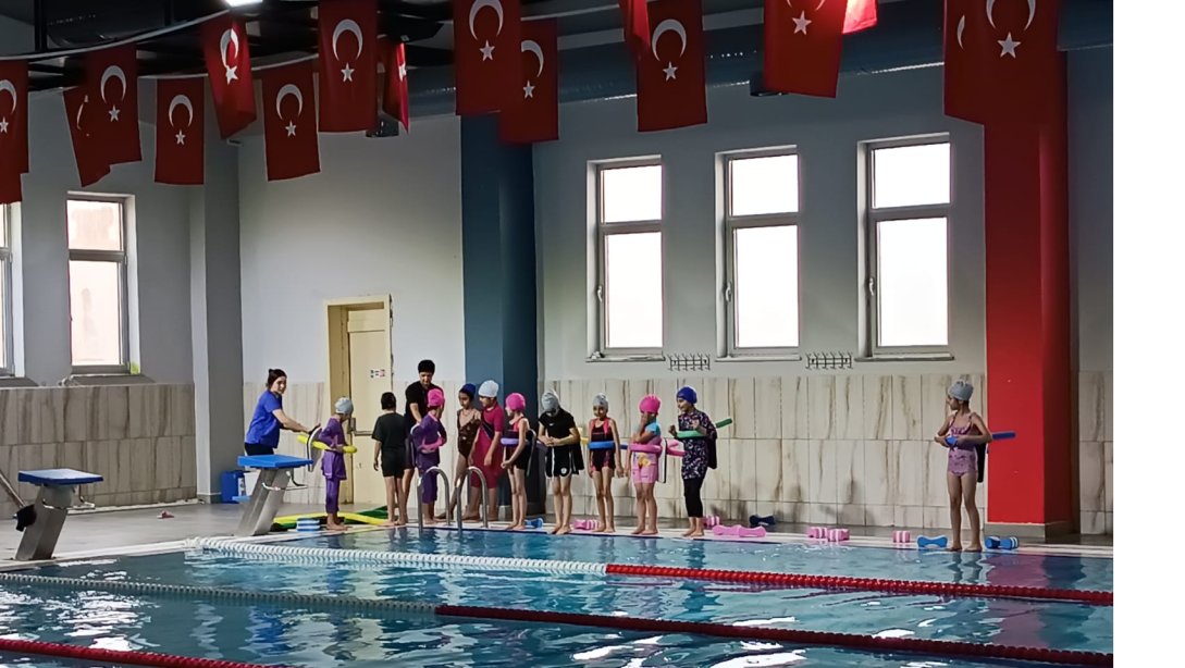 Yüzme Bilmeyen Kalmasın Projesi Kapsamında Öğrencilerimize Yönelik Eğitimler Devam Ediyor
