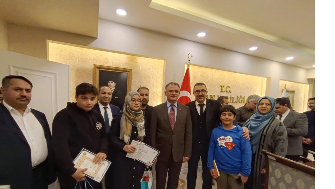 Valilik Himayesinde Yürütülen Etüt Van Projesi Kapsamında Türkiye Geneli Denemede Sınavında Dereceye Giren Öğrencilerimize Ödülleri Verildi