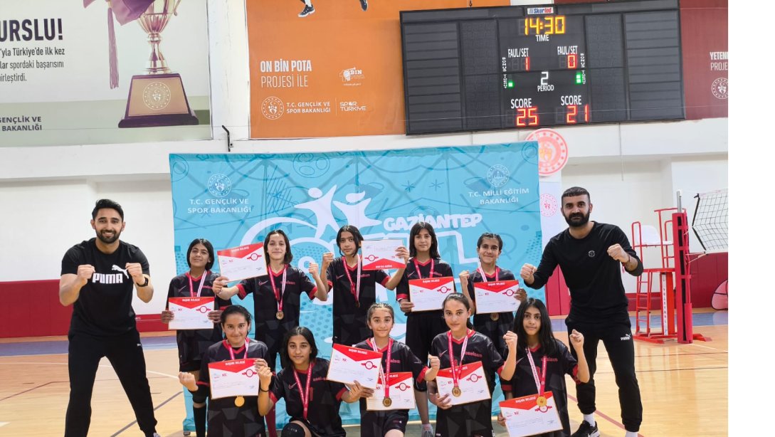 Okul Sporları Kapsamında Yapılan Voleybol Turnuvalarında  İlçemizden Büyük Başarı 
