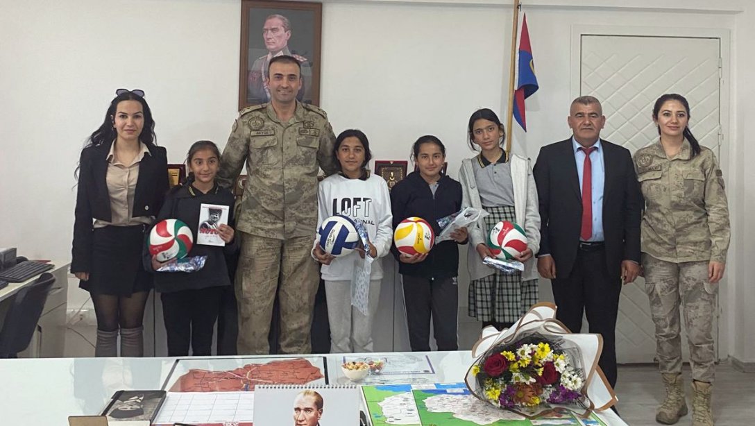 23 Nisan Ulusal Egemenlik ve Çocuk Bayramı Dolayısıyla İlçemiz Okulundan İlçe Jandarma Komutanlığına Ziyaret 