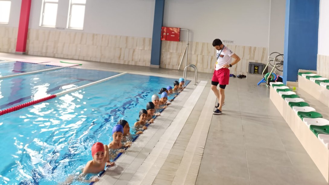 Yüzme Bilmeyen Kalmasın Projesi Kapsamında Öğrencilerimize Yönelik  Eğitimler Devam Ediyor