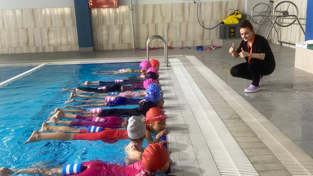 Yüzme Bilmeyen Kalmasın Projesi Kapsamında Öğrencilerimize Yönelik  Eğitimler Devam Ediyor