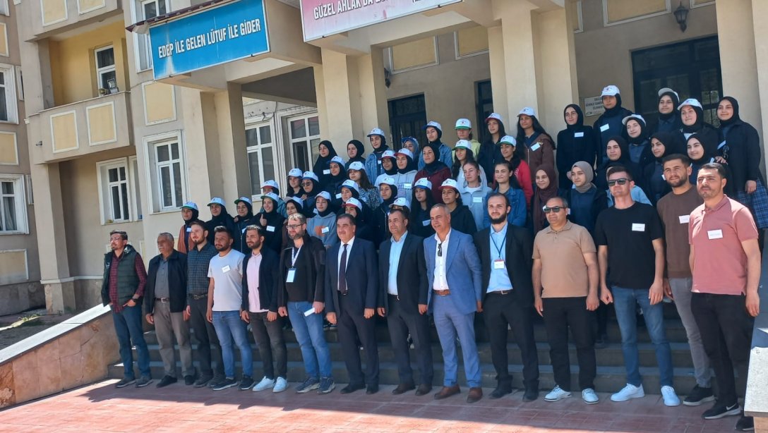 İlçemiz Selvihan Kız Anadolu İmam Hatip Lisesi'nde TÜBİTAK 4006 Bilim Fuarı Sergisi Düzenlendi