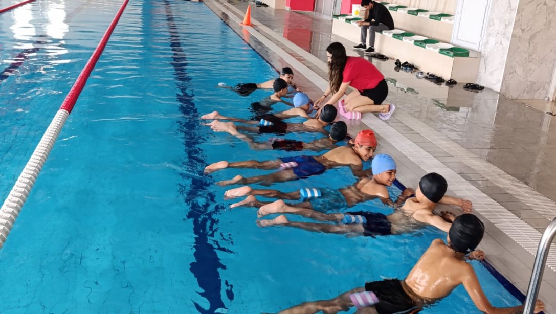 Yüzme Bilmeyen Kalmasın Projesi Kapsamında Öğrencilerimize Yönelik  Eğitimler Devam Ediyor