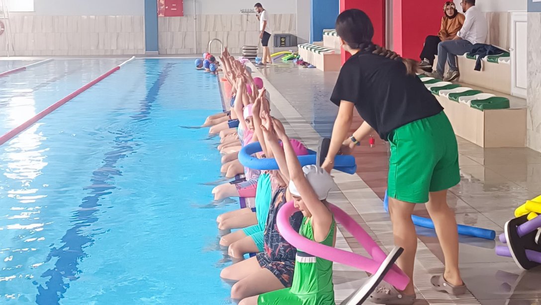 Yüzme Bilmeyen Kalmasın Projesi Kapsamında Öğrencilerimize Yönelik  Eğitimler Devam Ediyor