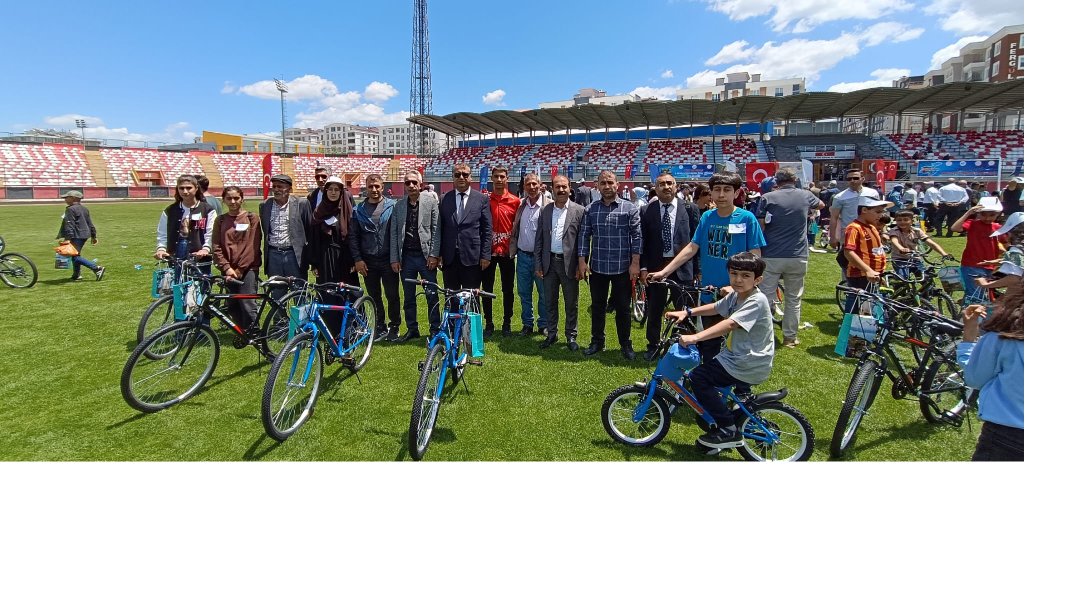 Van Atatürk Şehir Stadyumunda Valimiz Sn.Ozan BALCI'nın katılımıyla Kitap Van Projesi kitap okuma ödül töreni ve Spor Van Projesi kapanış programı  gerçekleştirildi.