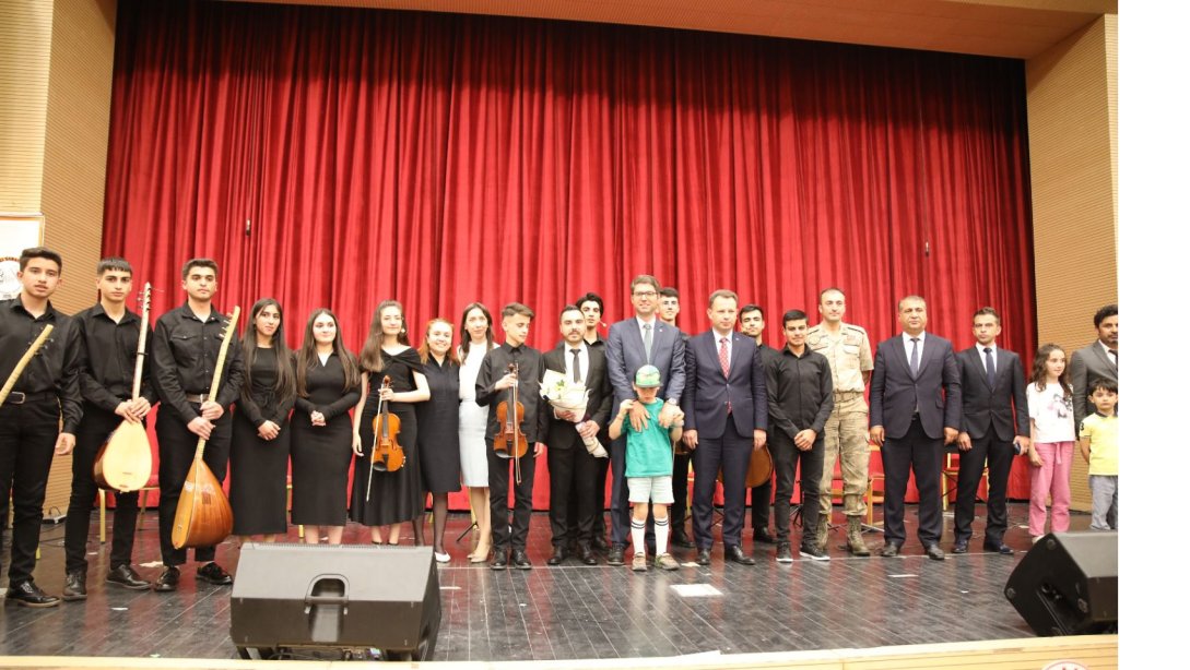 İlçemiz Okullarından Erciş Güzel Sanatlar Lisesi Öğrencileri Tarafından Hazırlanan Konser Programına İlçe Kaymakamımız Sn. Murat KARALOĞLU İle Birlikte Müdürümüz Sn.Sadık İŞLER'de Katılım Sağladı