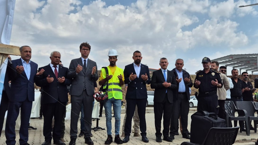 Sayın Vekilimiz Abdulahat Arvas, Erciş İlçe Kaymakamı Sayın Murat Karaloğlu, Erciş İlçe Milli Eğitim Müdürü Sayın Yüksel Zorlu ve Protokol üyeleri Organize Sanayi Bölgesinin Temel Atma Törenine Katıldı