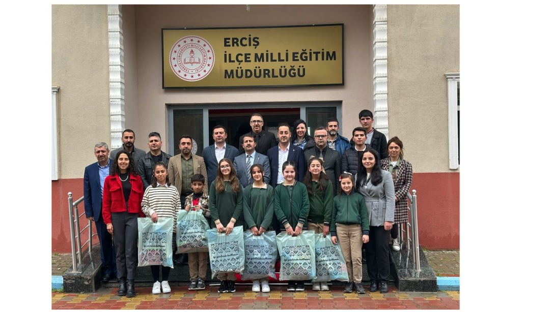 Erciş'te Başarıya Alkış: Öğrencilerimize Ödülleri Takdim Edildi